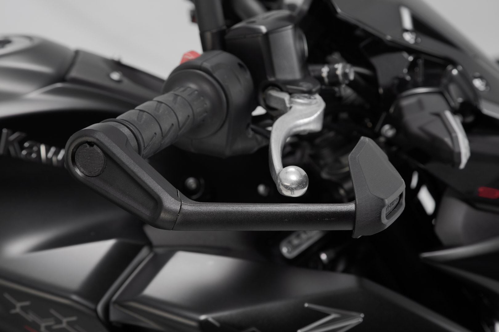 Lever guards with wind protection Black. Kawasaki models Yamaha MT-09 (23-).